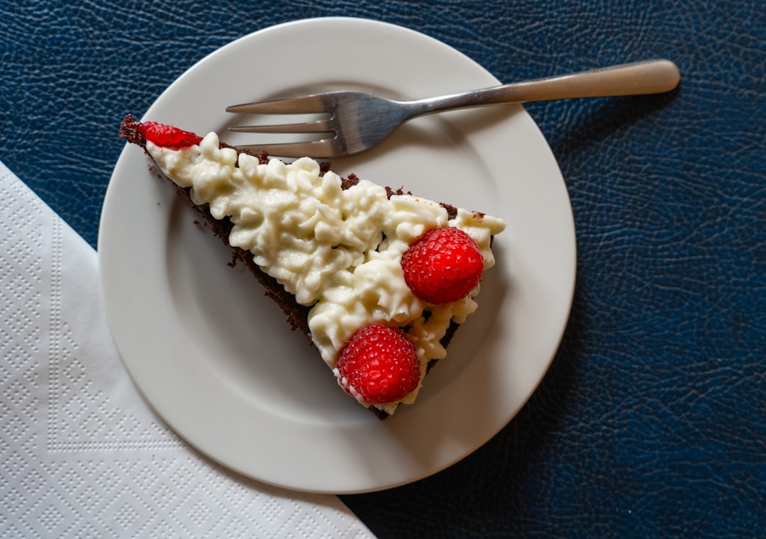 Heerlijke mogelijkheden met naanbrood op tafel