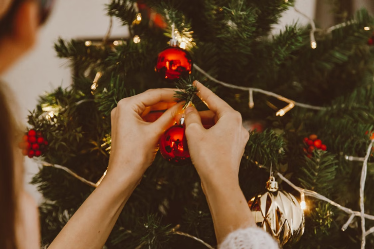 Een kunstkerstboom als begin van de decembervoorpret